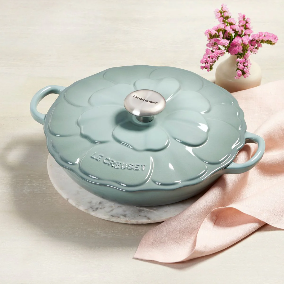 Cocotte baja tipo cacerola de hierro Pétalo Le Creuset - Imagen 3